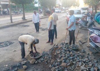 धाराशिवमध्ये रस्त्यावरील खड्ड्यामुळे तरुणाचा मृत्यू