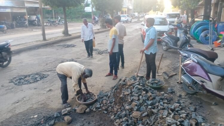 धाराशिवमध्ये रस्त्यावरील खड्ड्यामुळे तरुणाचा मृत्यू