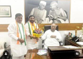 काँग्रेसचे जिल्हाध्यक्ष ऍड.धीरज पाटील यांचा “गल्लीत गोंधळ, दिल्लीत मुजरा” !