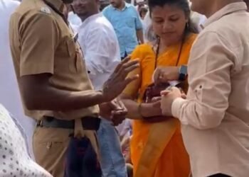 तुळजाभवानीच्या दरबारात लाचखोर पोलिसांची कमाई ! पैसे द्या, दर्शन घ्या …