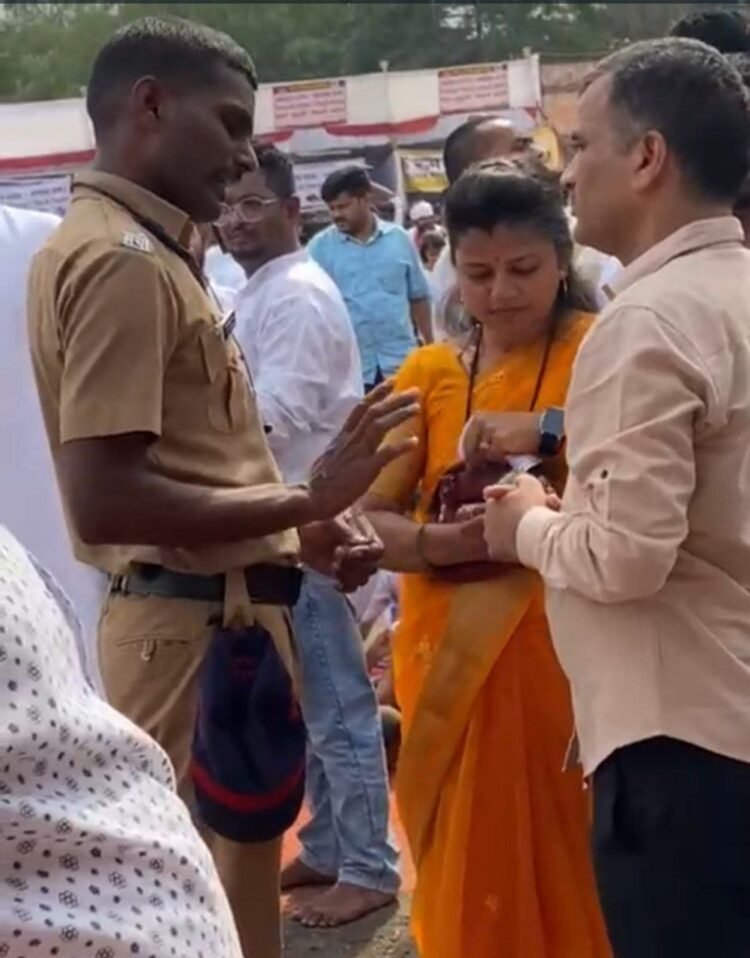 तुळजाभवानीच्या दरबारात लाचखोर पोलिसांची कमाई ! पैसे द्या, दर्शन घ्या …