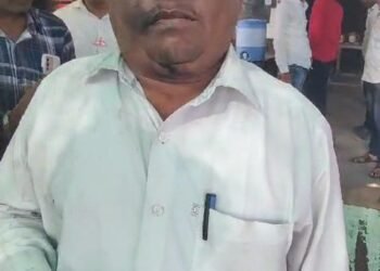 मनोज जरांगे यांच्यावर आक्षेपार्ह पोस्ट लिहिणाऱ्या सरकारी कर्मचाऱ्यास मराठा कार्यकर्त्यांकडून मारहाण