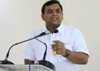 तुळजापूरच्या निवडणुकीचा रणसंग्राम: धीरज पाटीलचा ‘एकला चालो रे’ प्रवास आणि चव्हाणांचा पुणेरी विश्राम