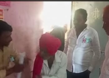 म्हाताऱ्याला मतदान अधिकाऱ्यांनी सांगितले, पहिले बटन सोडून कोणतेही बटन दाबा !