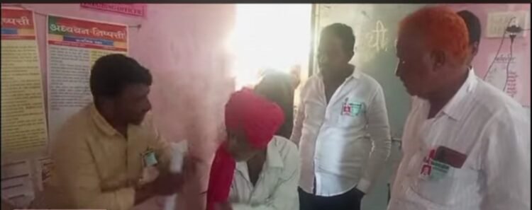 म्हाताऱ्याला मतदान अधिकाऱ्यांनी सांगितले, पहिले बटन सोडून कोणतेही बटन दाबा !