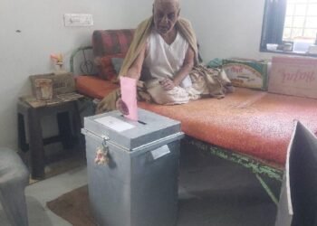 तुळजापूर मतदारसंघात वृद्ध आणि दिव्यांग मतदारांसाठी घरोघरी विशेष मतदान प्रक्रिया