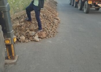 धाराशिव-उजनी रस्त्याच्या साईडपट्टीवर खोदकाम