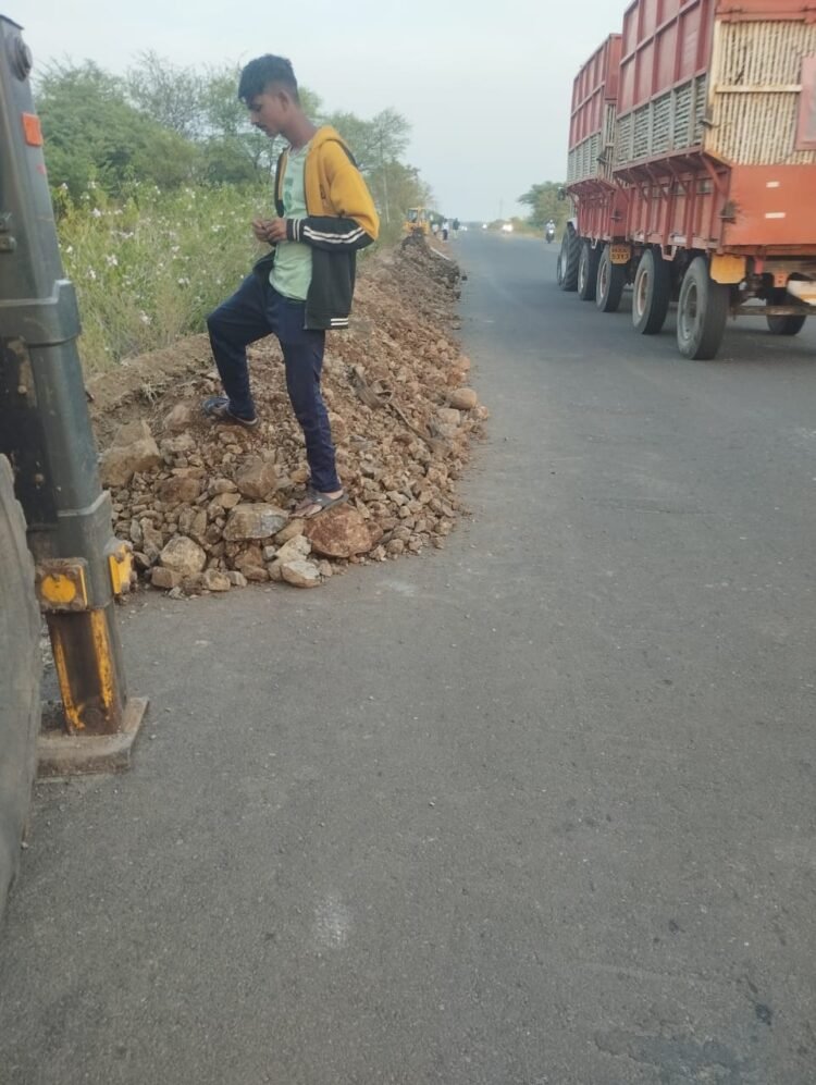 धाराशिव-उजनी रस्त्याच्या साईडपट्टीवर खोदकाम