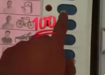 तुळजापूर ; मतदान केंद्रावर मोबाईल वापरून व्हिडीओ शूट