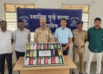 भूममध्ये मोबाईल शॉपमधून सात लाखांची चोरी, दोघे अटकेत