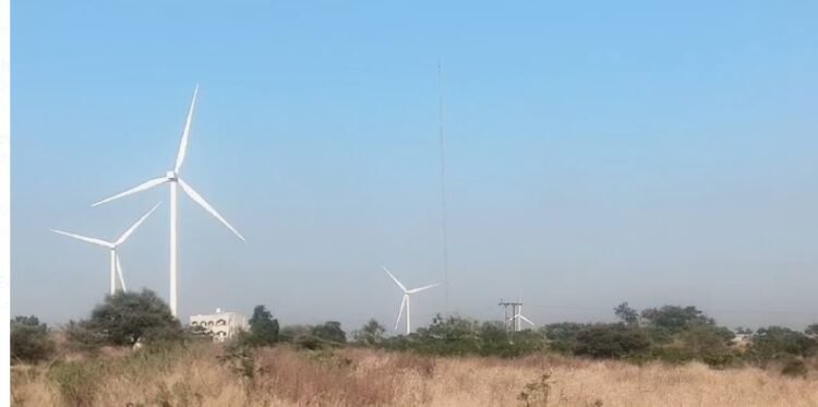 धाराशिवमध्ये पवनचक्की गुंडांची दहशत, गावकऱ्यांमध्ये भीतीचे वातावरण