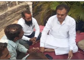 तुळजापुरात आमदार राणा जगजितसिंह पाटील यांनी उपोषणकर्त्यांची घेतली भेट