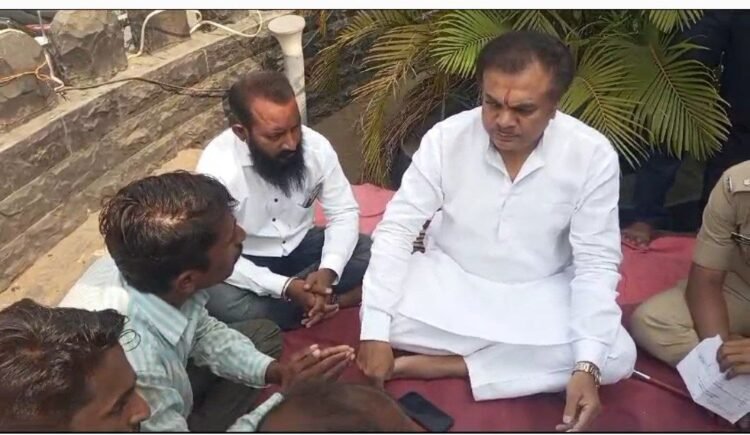 तुळजापुरात आमदार राणा जगजितसिंह पाटील यांनी उपोषणकर्त्यांची घेतली भेट