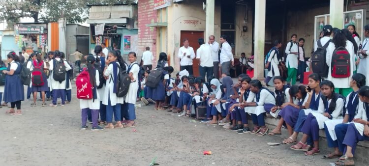 अणदूरच्या जवाहर विद्यालयातील विद्यार्थ्यांची वाहतूक समस्या गंभीर