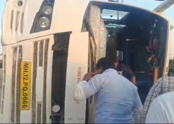 तुळजापूर घाटात खासगी बस पलटी;  महिलेचा मृत्यू