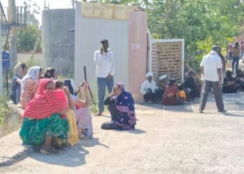 रक्ताने माखलेले बांध