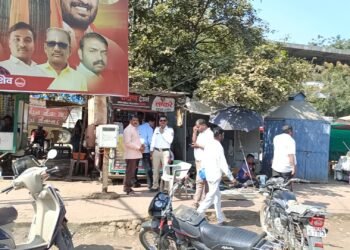 धाराशिव : ट्रॅफिक पोलीस पान टपरीवर मग्न, वाहनधारक मात्र वाहतूक कोंडीत अडकले!