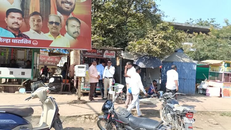 धाराशिव : ट्रॅफिक पोलीस पान टपरीवर मग्न, वाहनधारक मात्र वाहतूक कोंडीत अडकले!