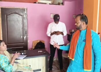 तलाठी मॅडमच्या ‘ऑफिसची सैर’: ईटकळला ‘सुट्टी’, तुळजापूरला ‘ड्युटी’!