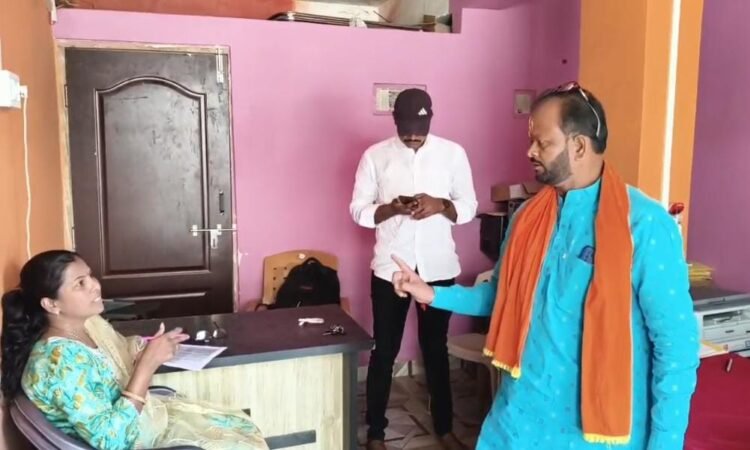 तलाठी मॅडमच्या ‘ऑफिसची सैर’: ईटकळला ‘सुट्टी’, तुळजापूरला ‘ड्युटी’!