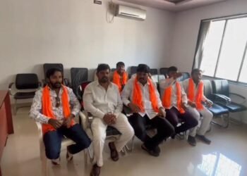 धाराशिव । मराठा आंदोलकांनी जिल्हाधिकारी कार्यालयात स्वतःला कोंडून घेतले