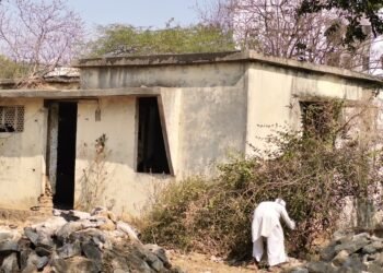 तुळजापूर : सरकारी निधीचा ‘पाळणा’ – तलाठी कार्यालयाच्या इमारतीत वऱ्हाह पालन!