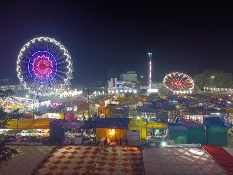 उरुसात नियमांची पायमल्ली: जिल्हा प्रशासनाच्या दुर्लक्षाचा ठेकेदारांचा फायदा