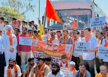 धाराशिवमध्ये एसटी भाडेवाढीविरोधात शिवसेनेचे आंदोलन