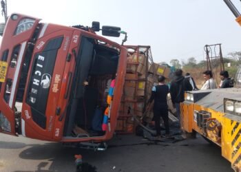 धाराशिव : शिंगोली बायपासजवळ ट्रक पलटी; अपघाताची घटना सीसीटीव्हीत कैद ( Video )