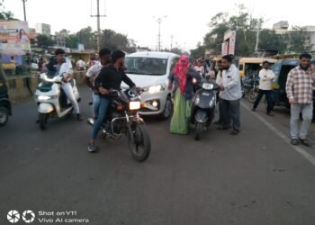 रॉंग साईडने आलेल्या मोटारसायकलस्वाराची महिलेला धडक