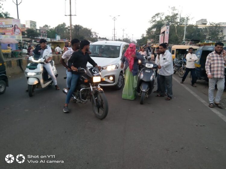 रॉंग साईडने आलेल्या मोटारसायकलस्वाराची महिलेला धडक