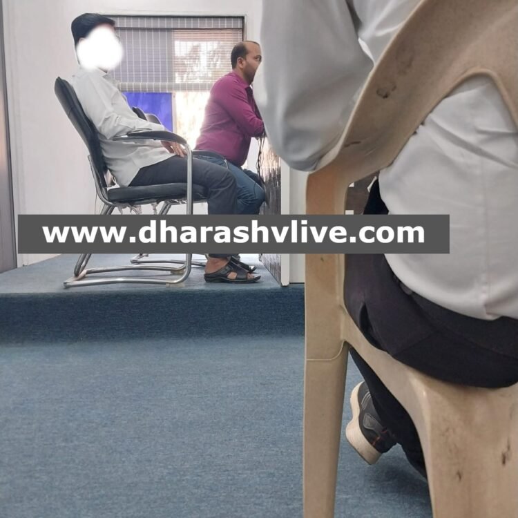 तुळजापूर तहसील कार्यालयात नायब तहसीलदारांच्या खुर्चीवर खासगी दलाल ?