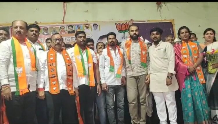 भाजपच्या बैठकीत दोन ‘बडे नेता’ गायब – कोण म्हणतंय जय श्रीराम, कोण म्हणतंय शरणार्थी?