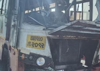 लोहारा येथे बसला आग, 65 प्रवासी बचावले