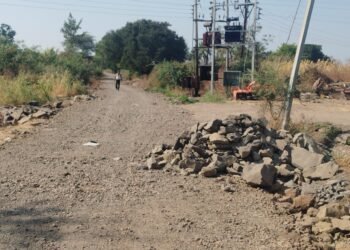 अणदूर :नरसोबाच्या पाणंदीचा ‘खड्डा योजना’! २५ वर्षांत रस्त्याला मिळाले हजारो खड्डे, पण शेवट नाहीच!