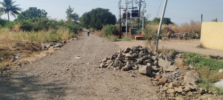 अणदूर :नरसोबाच्या पाणंदीचा ‘खड्डा योजना’! २५ वर्षांत रस्त्याला मिळाले हजारो खड्डे, पण शेवट नाहीच!