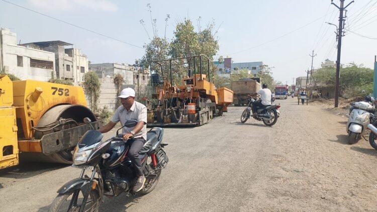 अखेर रस्त्याच्या कामाला सुरुवात