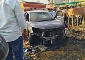 तुळजापूर कार पार्किंगमध्ये थरार! स्विफ्ट डिझायरने घेतला पेट, बघता बघता जळून खाक
