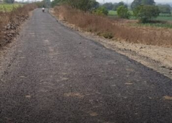 चिवरी महालक्ष्मी मंदिराच्या रस्त्याची दुरवस्था: ठेकेदाराच्या बोगस कामावर प्रशासनाचे दुर्लक्ष!