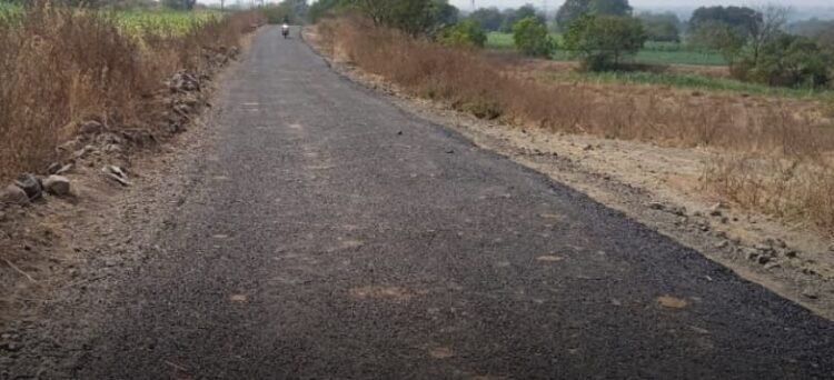 चिवरी महालक्ष्मी मंदिराच्या रस्त्याची दुरवस्था: ठेकेदाराच्या बोगस कामावर प्रशासनाचे दुर्लक्ष!