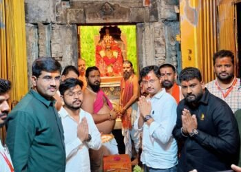 धाराशिवच्या नूतन जिल्हाधिकाऱ्यांचे श्री तुळजाभवानी दर्शन