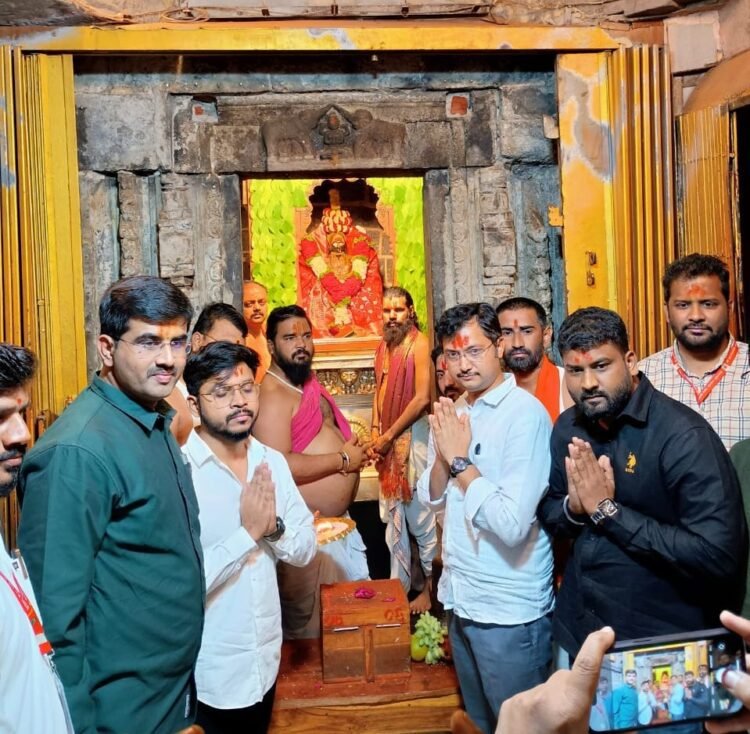 धाराशिवच्या नूतन जिल्हाधिकाऱ्यांचे श्री तुळजाभवानी दर्शन