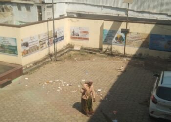 तुळजापूरचे स्वच्छता अभियान: जिल्हाधिकारी आले अन् तहसीलदारांचे पान थांबले!