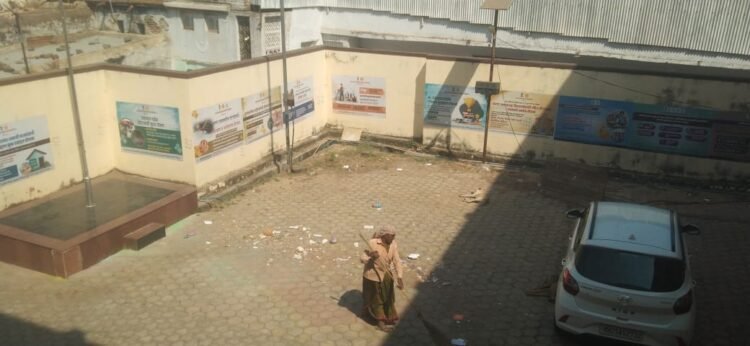 तुळजापूरचे स्वच्छता अभियान: जिल्हाधिकारी आले अन् तहसीलदारांचे पान थांबले!