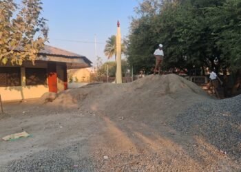 अणदूरचा ‘रस्ता’ वादाच्या गर्तेत! मातीमिश्रित काँक्रीट