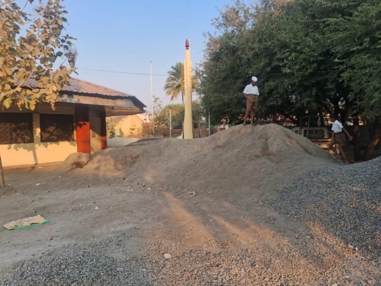 अणदूरचा ‘रस्ता’ वादाच्या गर्तेत! मातीमिश्रित काँक्रीट