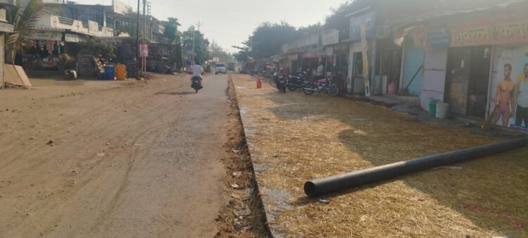 अणदूरचा ‘रस्ता’ गेला अडथळ्यात! ना नाली, ना निर्णय, ना नायब तहसीलदार!