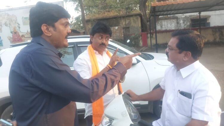 “विसाळचा ‘ब्लॅकमेलिंग’ गेम ओव्हर! – भरचौकात ‘लातांनी’ बेल”