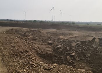 तुळजापूर : पवनचक्की कामाच्या नावाखाली गौण खनिज उत्खनन आणि वृक्षतोड?