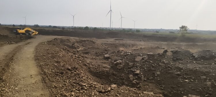 तुळजापूर : पवनचक्की कामाच्या नावाखाली गौण खनिज उत्खनन आणि वृक्षतोड?